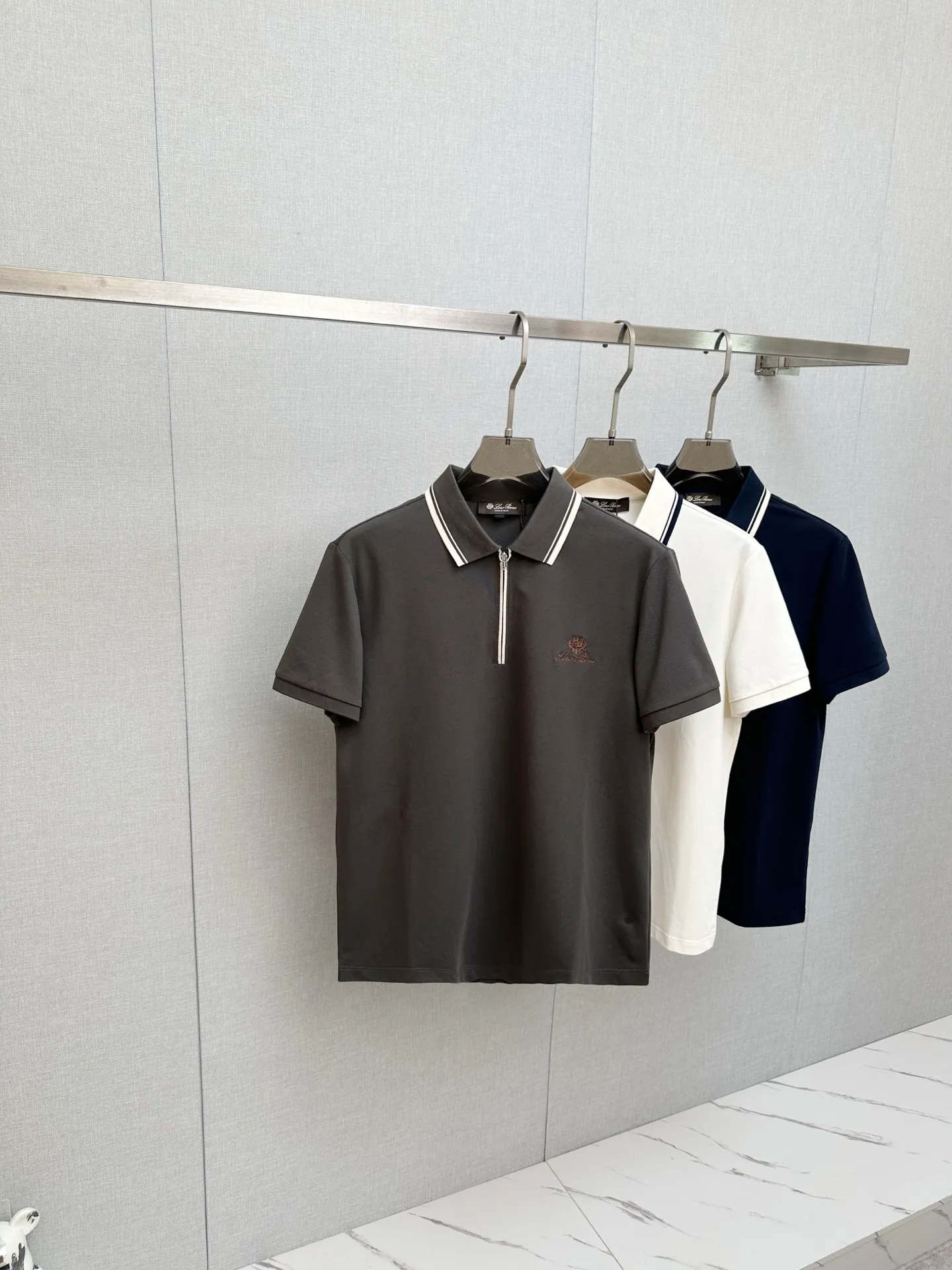 LP Spring and Summer New Arrival's first counter is the latest New Arrival lapel short-sleeved, refreshing and breathable. Premium customized design, avant-garde and fashionable! The brand logo is designed with heavy craftsmanship. It feels soft. It is comfortable to wear. It has exquisite counter-level stitching. It has fine workmanship. The upper body effect is incomparably handsome! A must-have item for a stylish man! Sizes:M-3XL